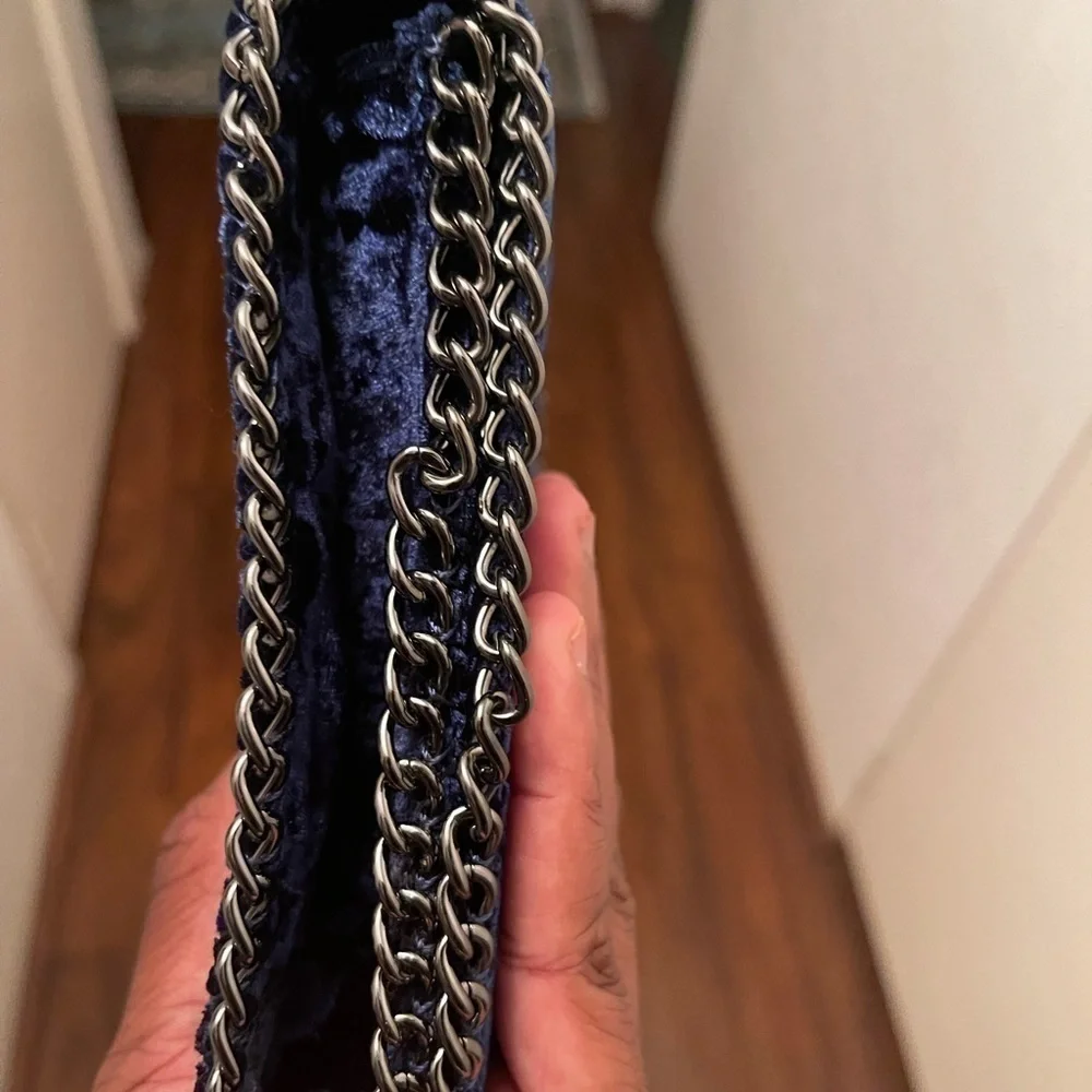 ✨ NWT Chelsea28 Blue Crushed Velvet Chain Clutch Crossbody